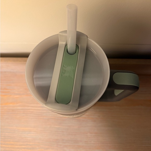 Stanley Tumbler with Straw - Picture 3 of 4